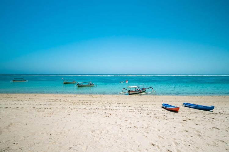 Sable doux et blanc, eaux cristallines sont les caractéristiques notables à la plage de Pandawa