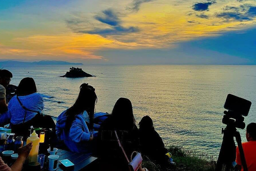 À quelques minutes de la plage Phuoc Hai, le cap Nghinh Phong est une destination d'observation du lever du soleil recherchée par les jeunes 