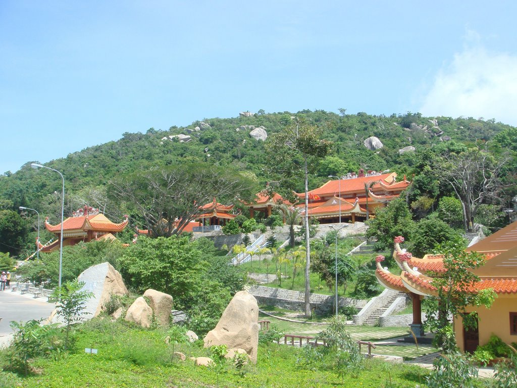 À quelques kilomètres de la plage de Phuoc Hai, la montagne Minh Dam est un lieu chargé d'histoire