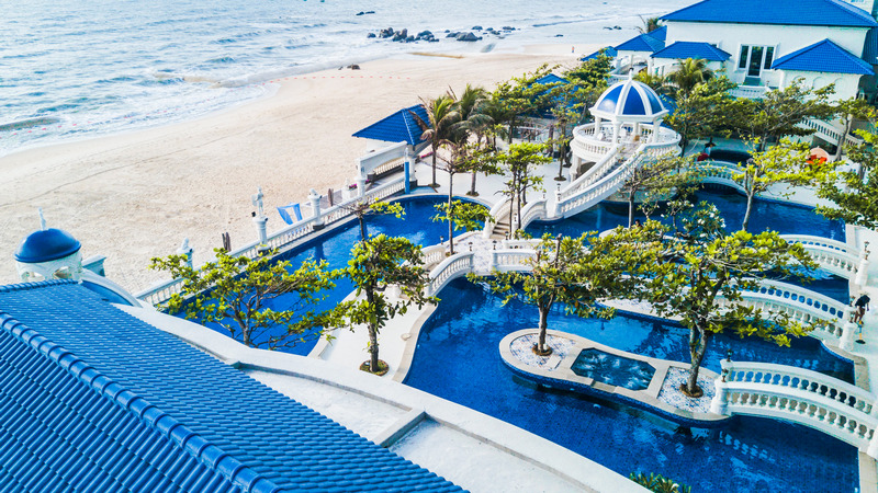  Les complexes hôteliers en bord de mer offrent la détente lors de la voyage de plage de Phuoc Hai