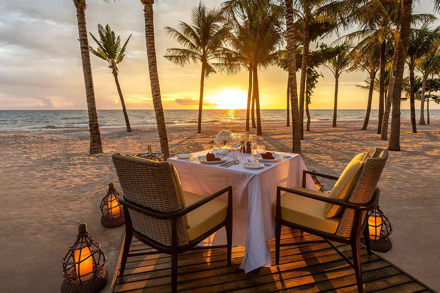 Admirez le coucher du soleil tout en savourant un dîner romantique