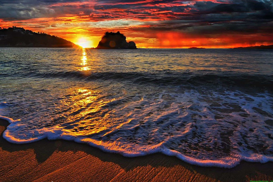 Le coucher de soleil estival flamboyant sur la plage de Truong