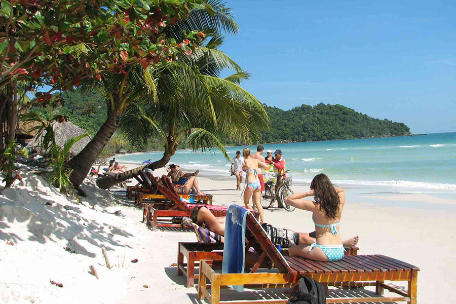 Flânez sur le sable blanc et soyeux de la plage de Truong