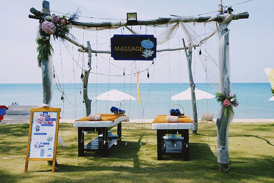 Profitez de moments de détente absolue grâce aux services de massage sur la plage de Truong