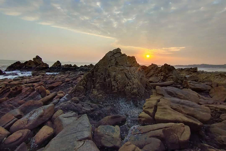 Le lever du soleil sur la plage de Quynh Nghia 