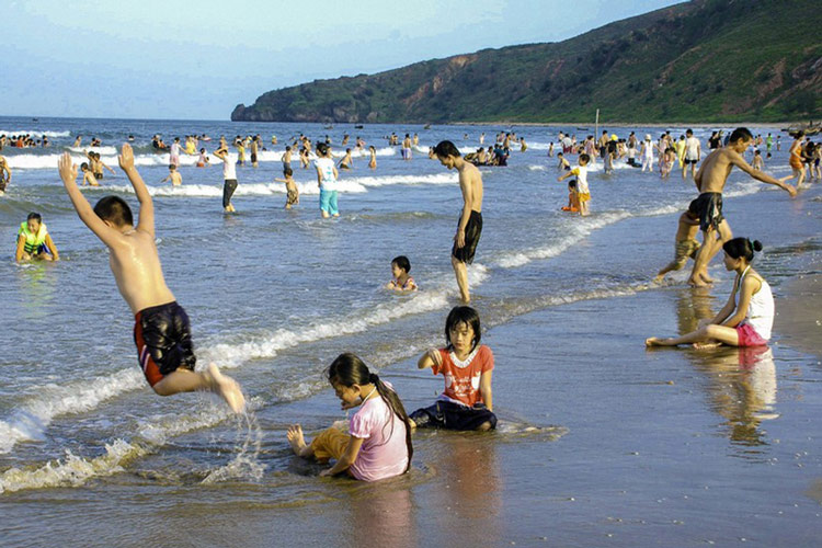 Le baignade en mer à la plage de Quynh Nghia 