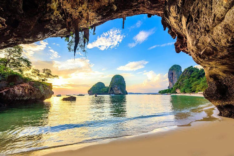 La formation karstique de la plage de Railay est magnifique