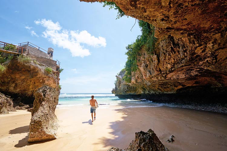 La plage d'Uluwatu est caractérisée par ses grottes calcaires