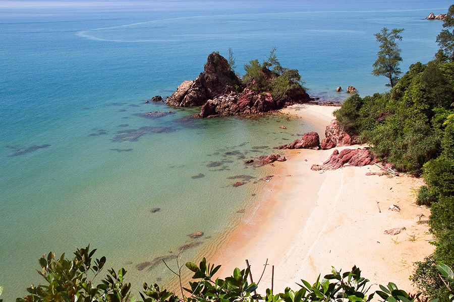 Plage de Cherating offre un paysage serein de sable doré et mer azur