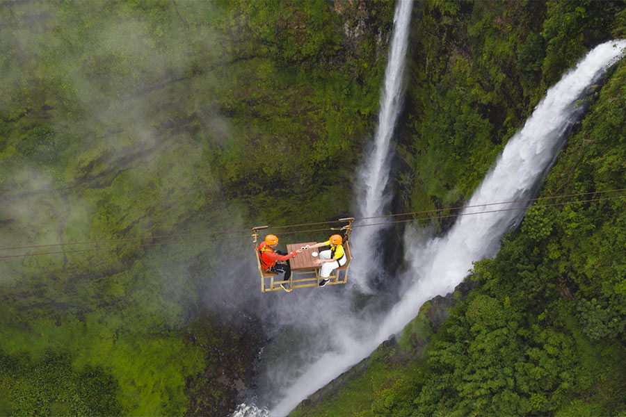 Boire du café en l'air avec vue sur la cascade de Tad Fane au plateau Bolaven