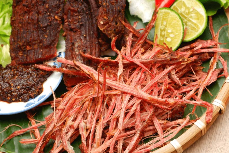 Thịt trâu gác bếp - Le bœuf seché fumé au feu de bois