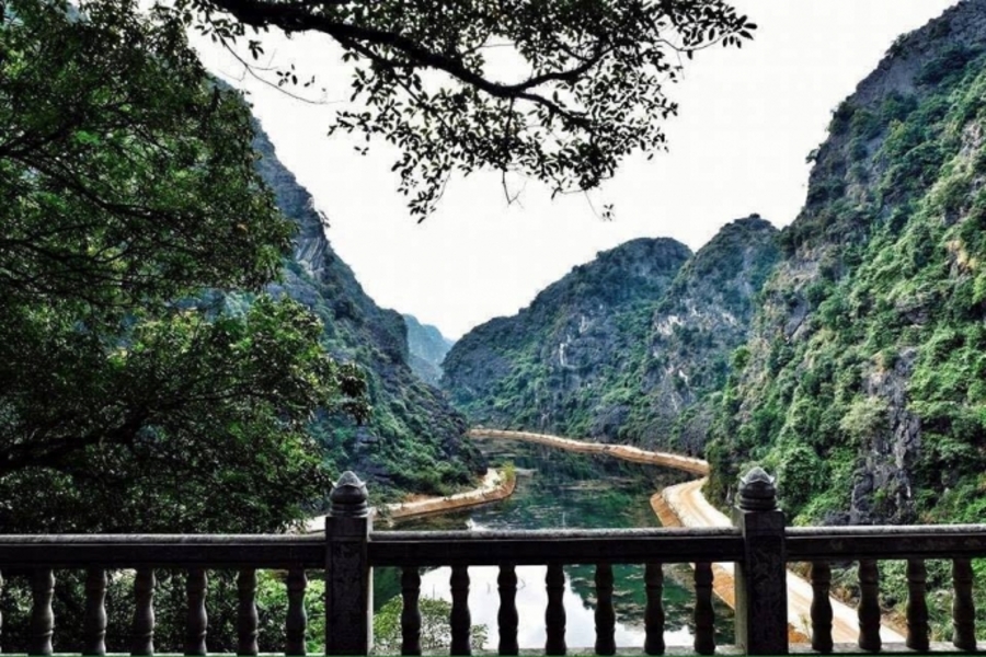 Traverser le pont en bois de Tuyệt Tình Cốc permet de s’immerger pleinement dans la beauté paisible du site