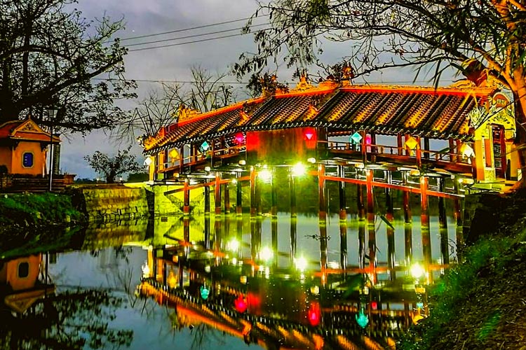 Le pont de tuiles de Thanh Toan pendant la fête