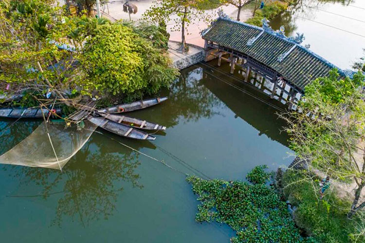 Le pont de tuiles de Thanh Toan à haute vue 