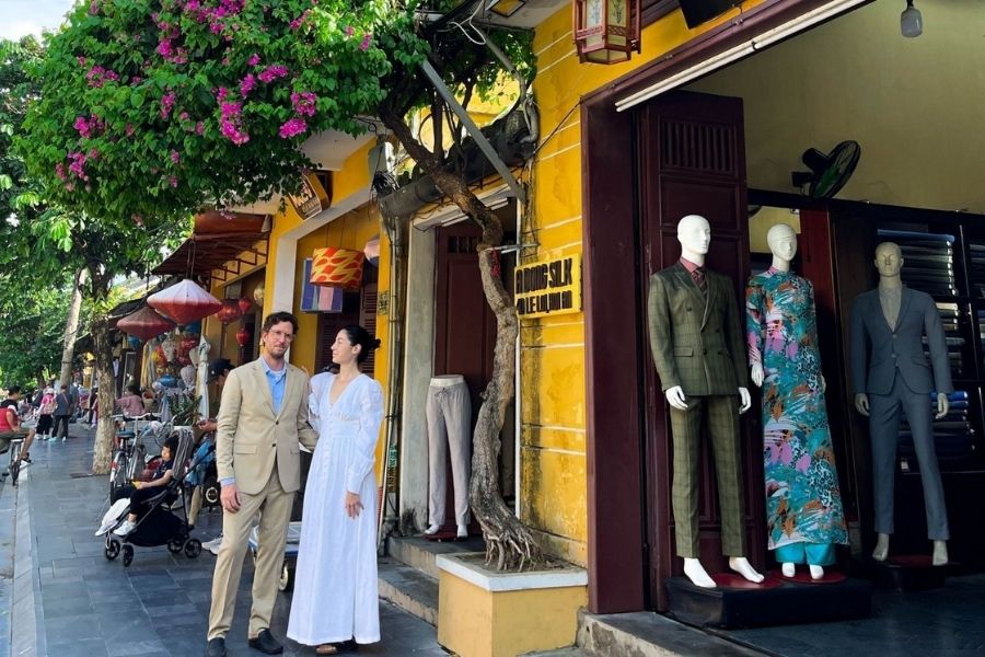 Hoi An est un paradis des vêtements sur mesure pour les touristes.