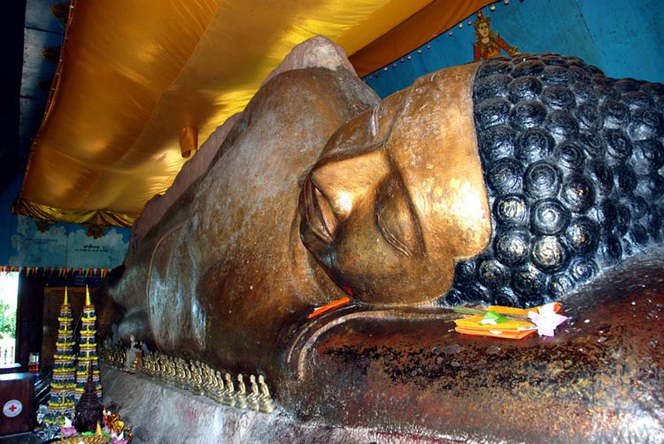 Statue de Bouddha couché dans la pagode de Preah Ang Thom, Parc National de Phnom Kulen