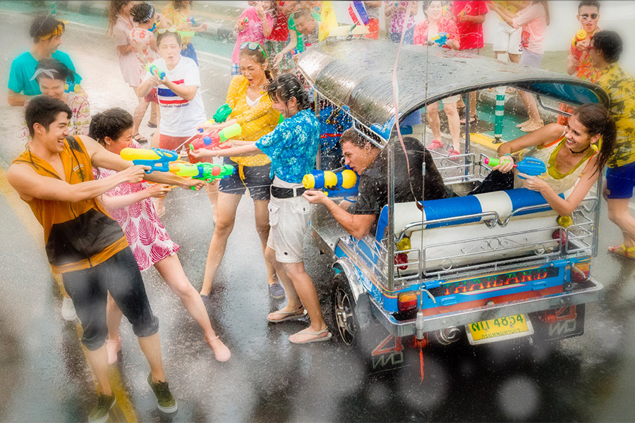 Préparer pour le festival Songkran en Thailande : portez des vêtements colorés