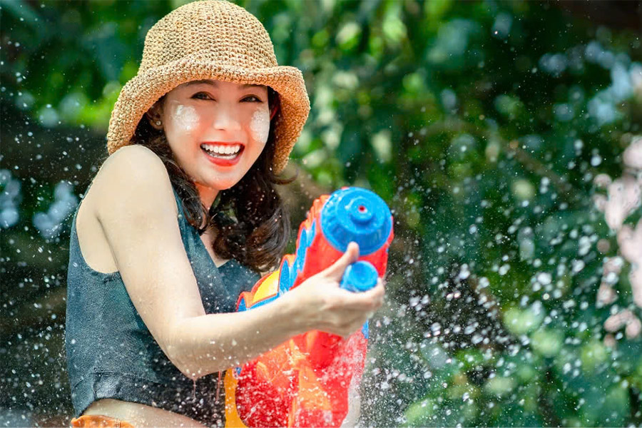 Appliquez la crème du soleil pour préparer le Songkran en Thailande