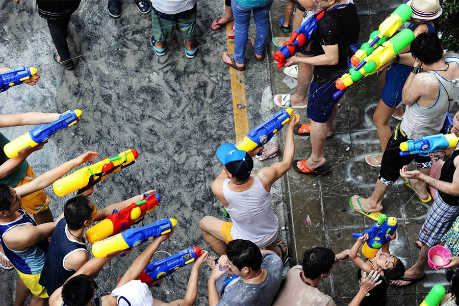 Un pistolet à eau est indispensable lors de préparer pour le Songkran en Thailande