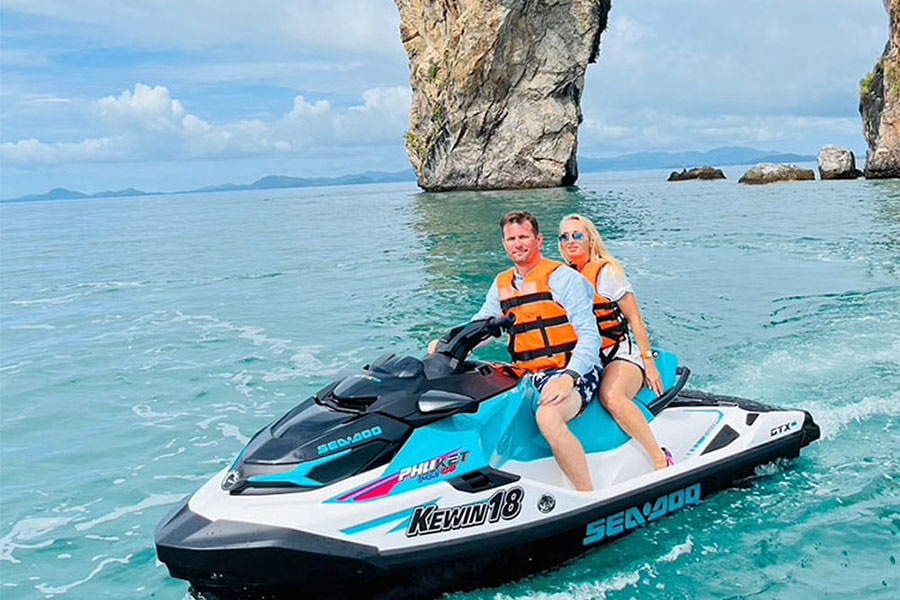 Si tu aimes l'aventure, alors, prenez un jet ski pour découvrir Phuket en janvier