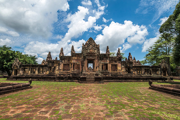 Prasat Muang Tam est situé dans le district de Prakorn Chai de la province de Buriram