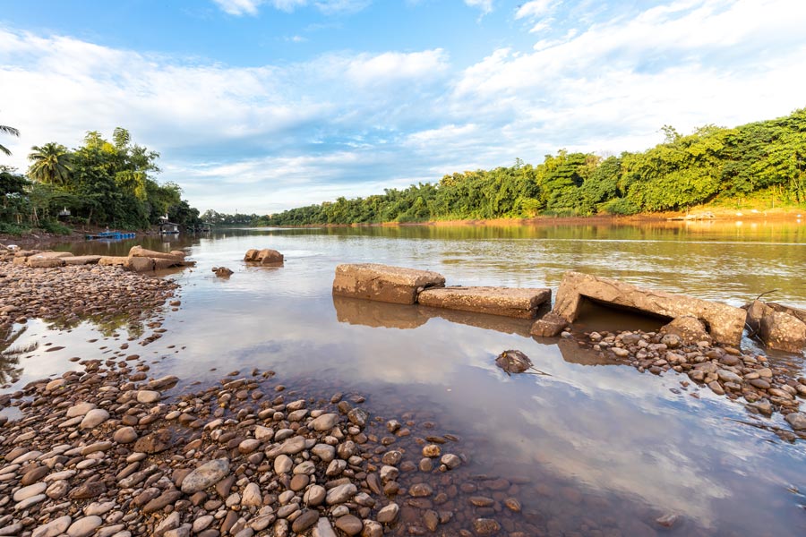 La rivière de Nan traverse province d'Uttaradit