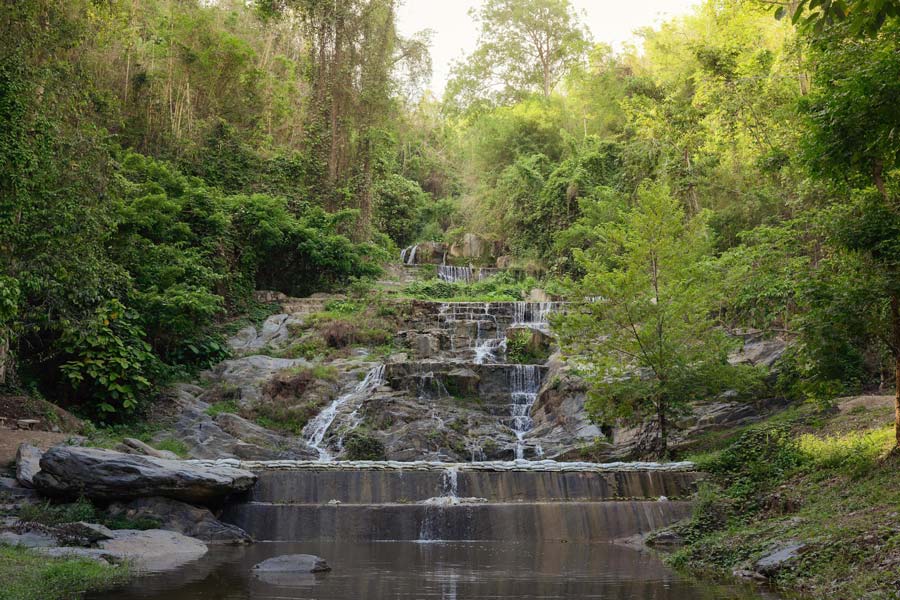 Une cascade magnifique à la province d'Uttaradit