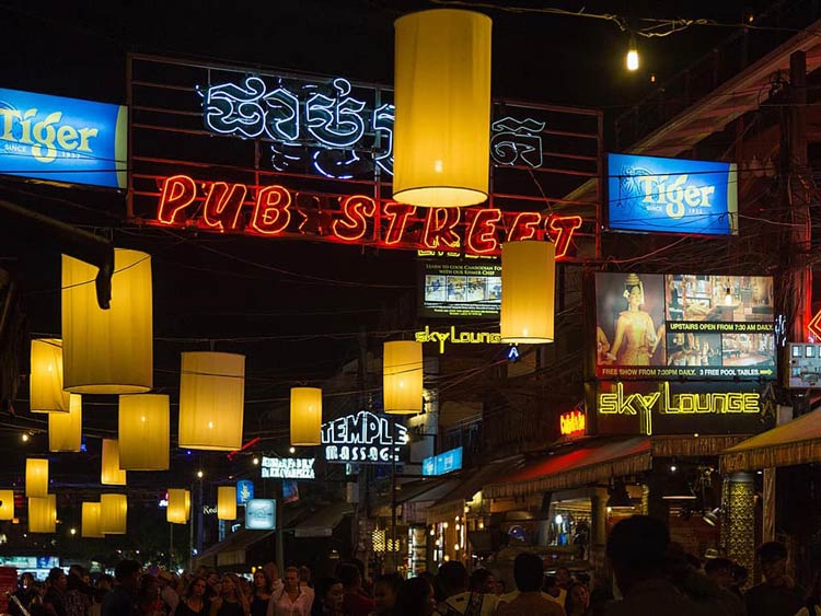 Pub Street à Siem Reap est brillante par des lumières de néon dans la soirée