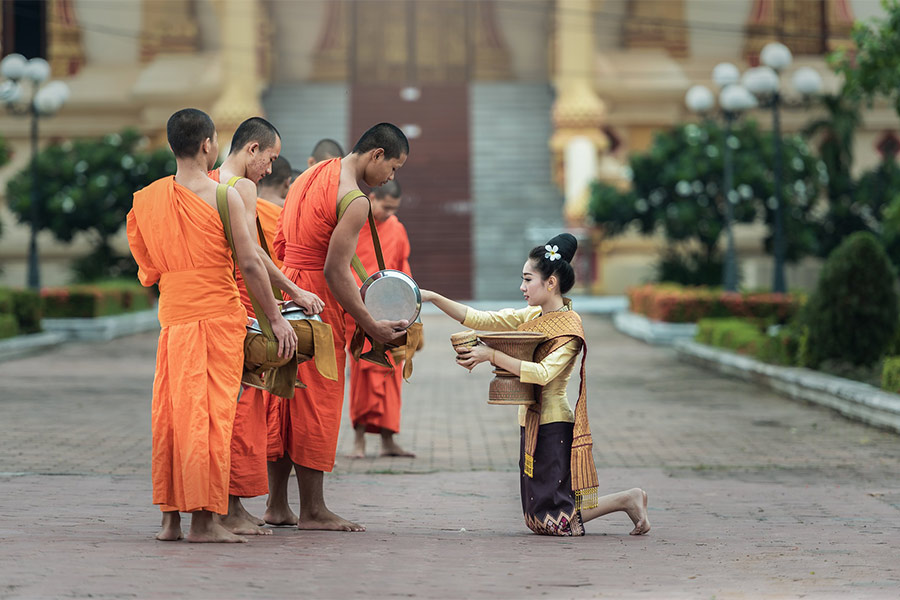 Cérémonie quotidienne d'aumône à Luang Prabang