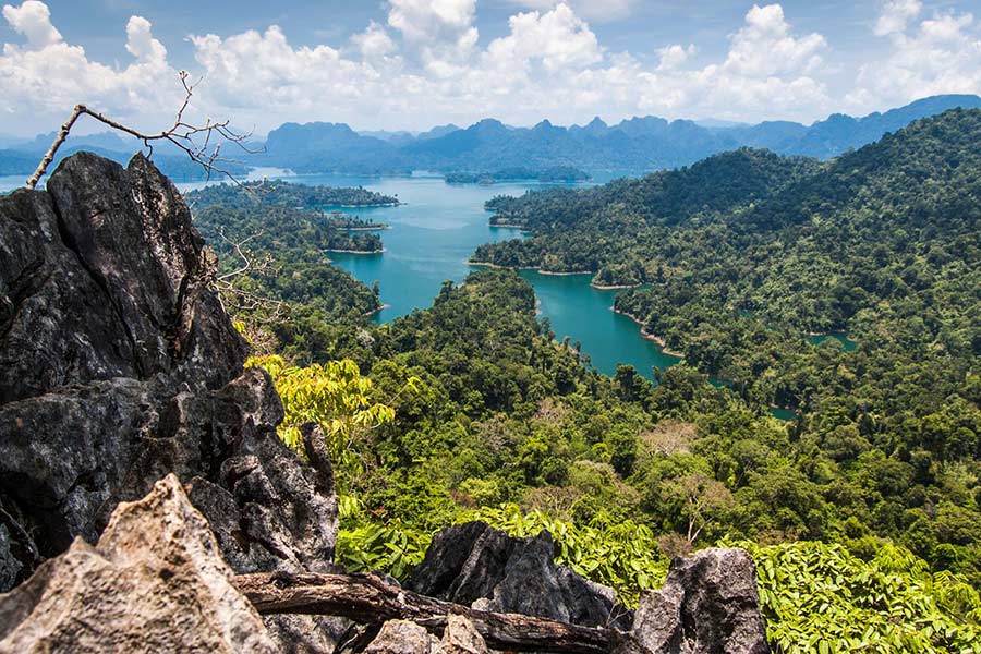 Randonner à Khao Sok, c’est toucher à l’essence même de l’aventure