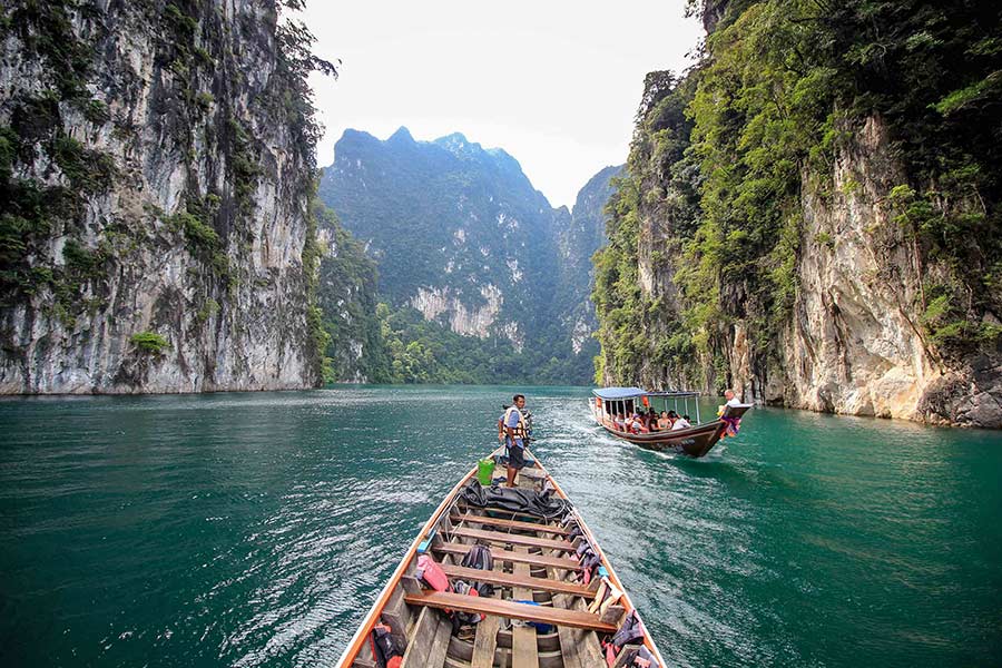 Un paradis turquoise niché entre les falaises karstiques de Khao Sok