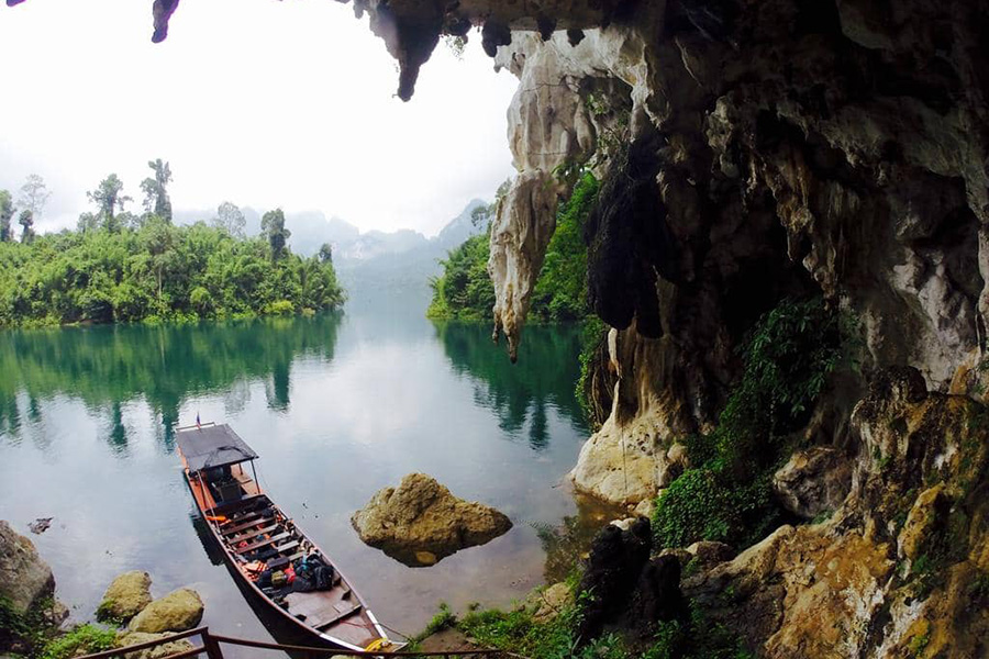 Cheow Lan vu depuis une grotte mystérieuse – un décor digne d’un film d’aventure