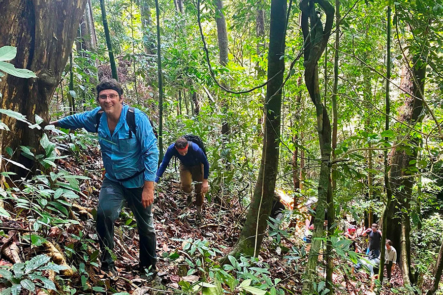 Randonnée sécurisée dans la jungle de Khao Sok, encadrée par des guides expérimentés