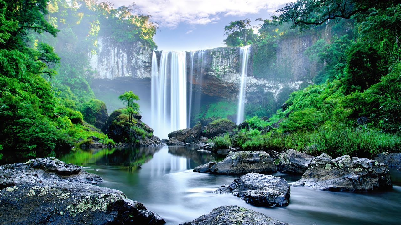 Paysage majestueux et attrayant d'une cascade à trois étages