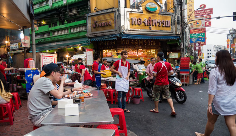 Vous pouvez prendre votre repas directement dans la rue bondée