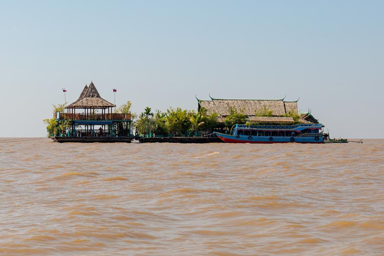 Un restaurant flottant sur le Tonlé Sap