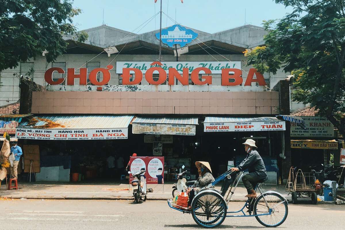 Venir au marché Dong Ba pour gouter des spécialités locales est incontournable