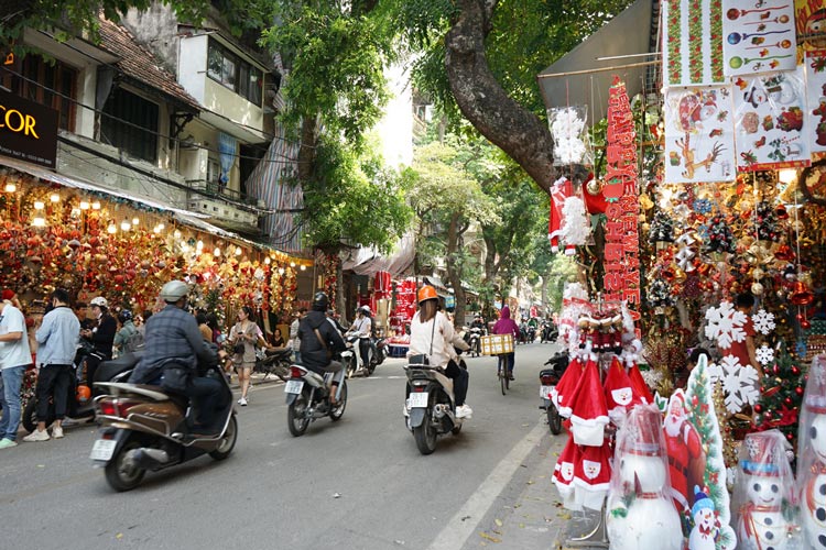 Si vous aimez les couleurs vives, la rue Hang Ma est votre destination idéale pour célébrer Noël à Hanoi