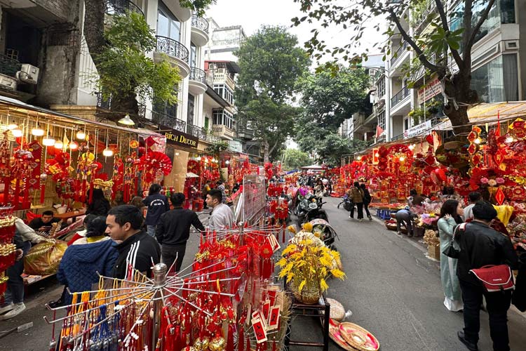 Après le réveillon de Noël, la rue Hang Ma s'est immédiatement habillée de la couleur rouge du Têt