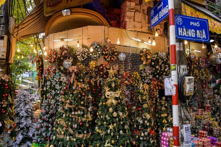 Depuis novembre, la rue Hang Ma à Hanoï est plongée dans l'ambiance de Noël