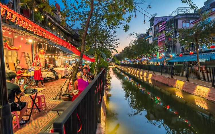 Rue piétonne se trouve au rive du canal Ong Ang