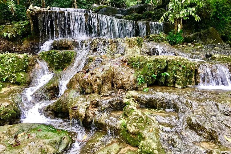 Le ruisseau de Mo Ga à l'intérieur de la grotte de Phénix