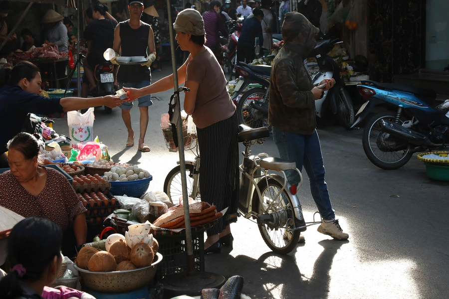 Adoptez un rythme plus lent afin d’observer la vie quotidienne et mieux apprécier l’ambiance unique de Hanoi