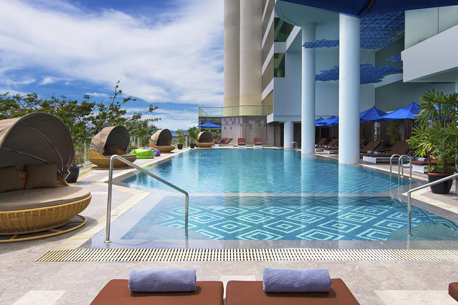 Hôtel Meridien Kota Kinabalu à Sabah dispose d'une piscine extérieure 