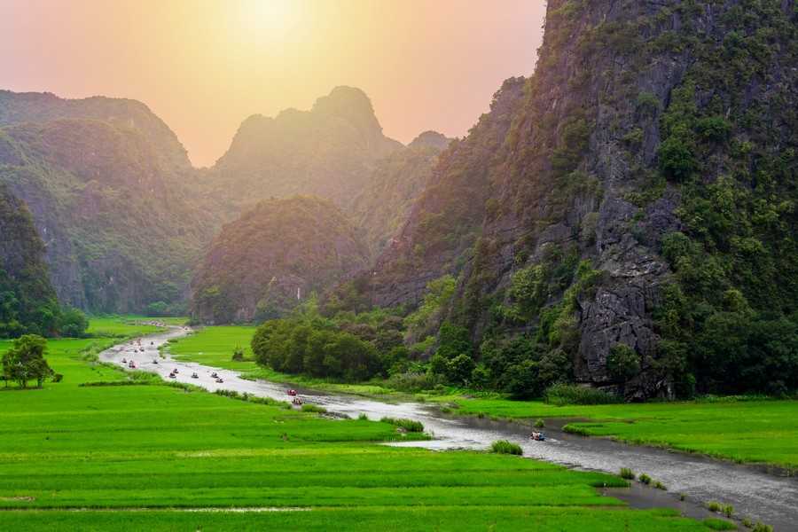Ninh Binh est un lieu idéal pour ceux qui souhaitent découvrir une autre facette du voyage en saison des rizières au Vietnam