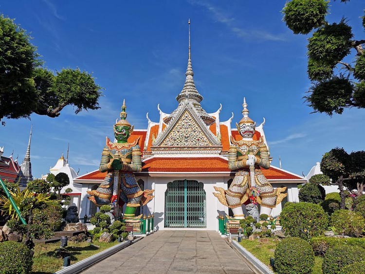 L'entrée de la salle d'ordination de Wat Arun