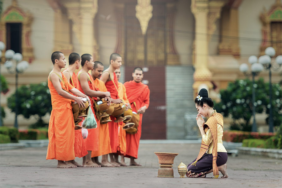 Les gens "font le Nop" souvent lorsqu'ils saluer des personnes respectables telles que des moines, des enseignants,...