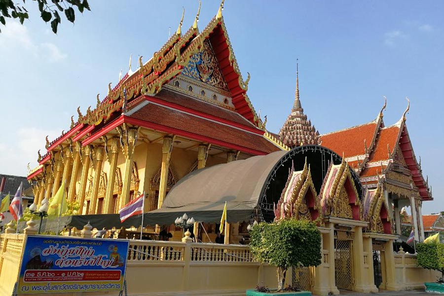 Wat Charoen Sukharam Worawihan à Samut Songkhram 