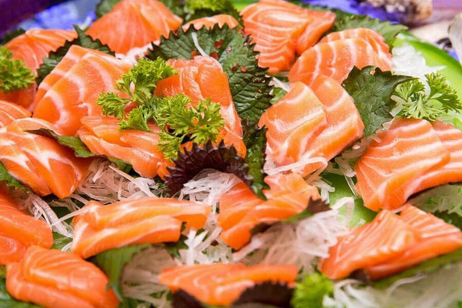 Plat de saumon frais, spécialité culinaire de Sapa