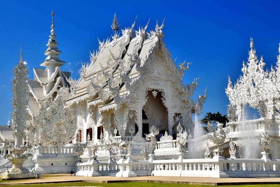 Wat Rong Khun - temple blanc unique d'architecture bouddhiste